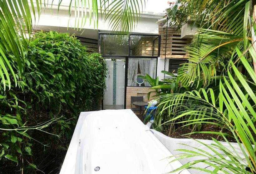 جناح مزود بجاكوزى, Casa Ambrosia