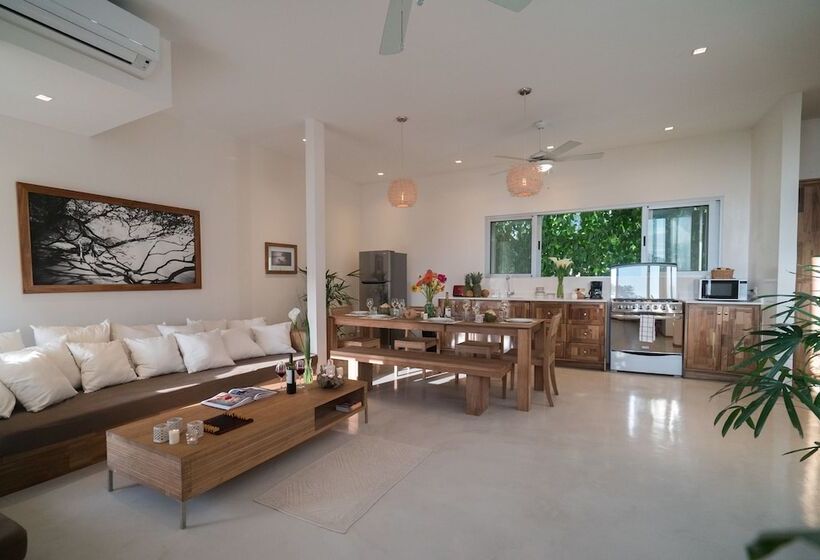 סטודיו דלוקס, Moana Surf Resort
