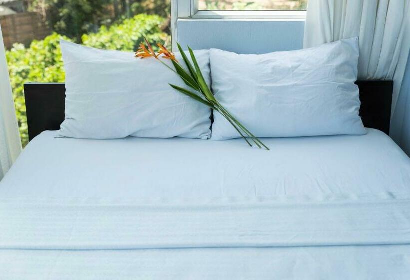 اتاق استاندارد با سرویس بهداشتی مشترک, Room2board Hostel And Surf School