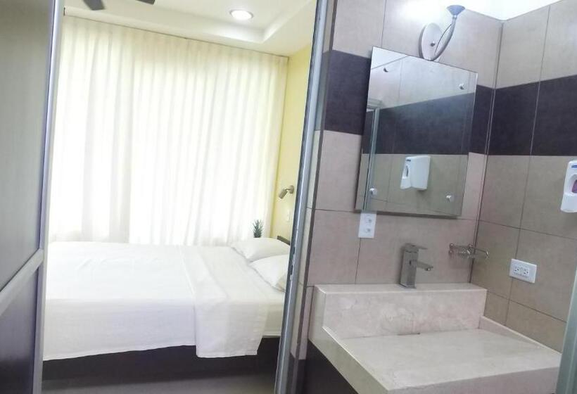 اتاق لوکس, Room2board Hostel And Surf School