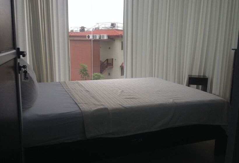 اتاق استاندارد با سرویس بهداشتی مشترک, Room2board Hostel And Surf School