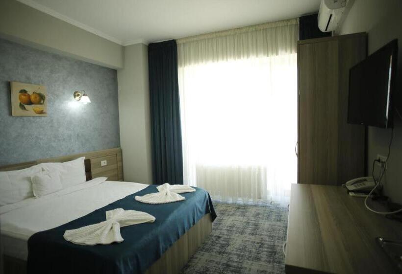 带阳台及侧面海景的标准房间, Agapi Mamaia