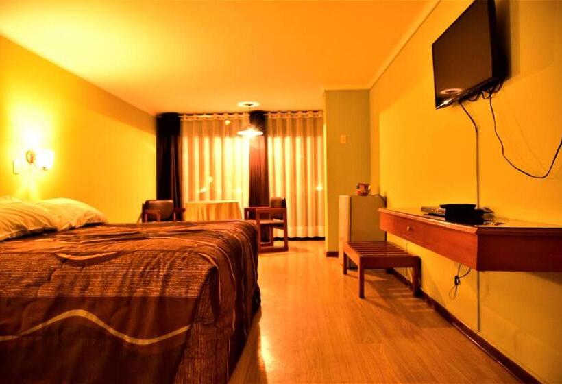 חדר סטנדרט עם מיטת קינג, Holiday Suites