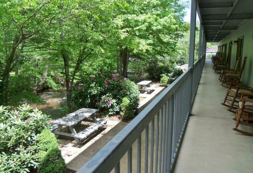 クイーンサイズベッドのスタンダードルーム, Four Seasons Inn