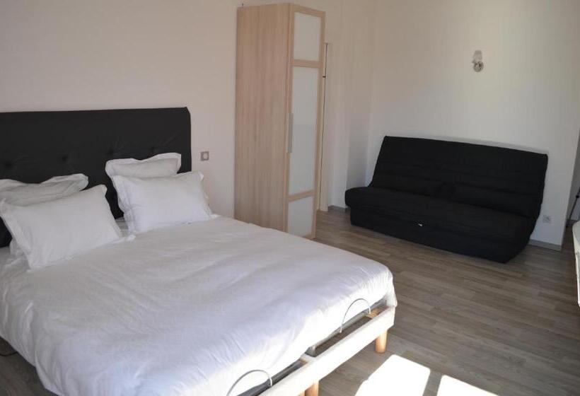 Deluxe Studio, La Petite Ecole