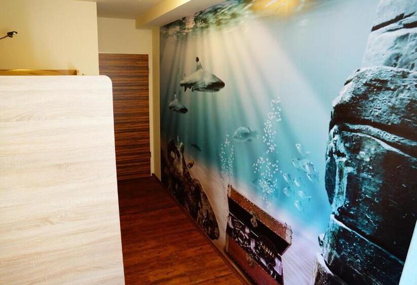 Номер Базовый Совметсный Санузел, Bavaria City Hostel   Design Hostel