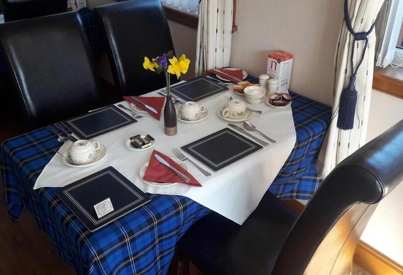 Семейный Номер, Lyndon Guest House