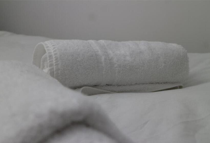 标准间, Oscar Lodge