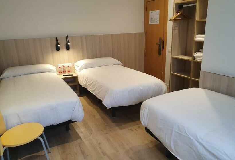 Habitación Triple Estándar, Hostal Bestprice Barcelona Stadium