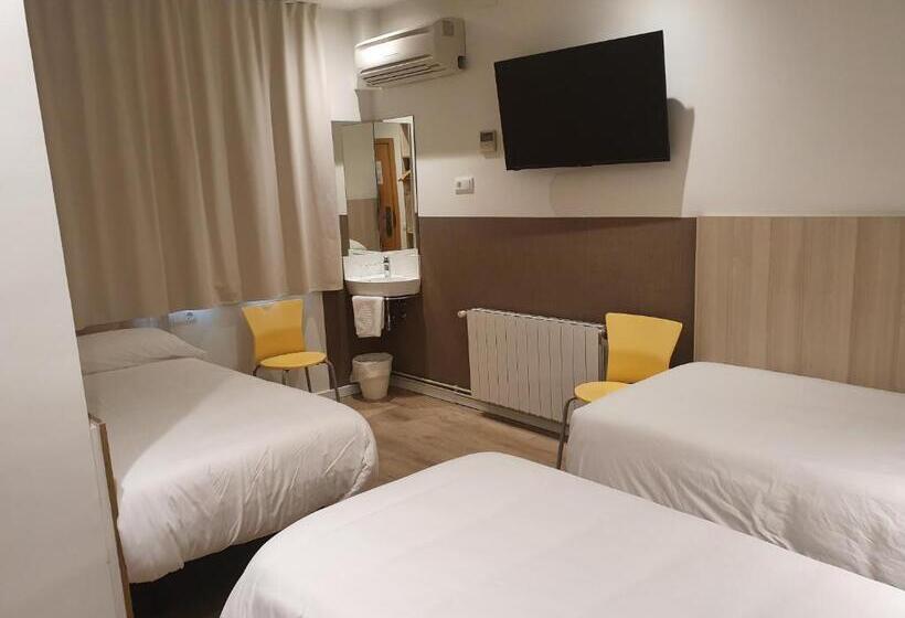 Habitación Triple Estándar, Hostal Bestprice Barcelona Stadium