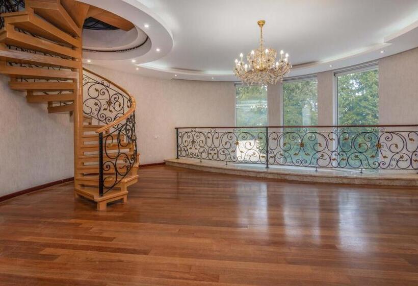 آپارتمان 1 خوابه با چشم‌انداز استخر, Luxurious Garden Lined Grounds