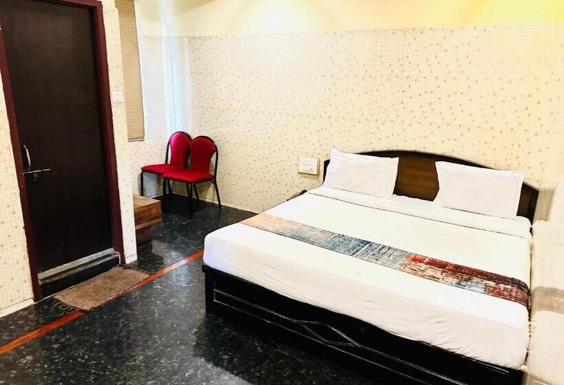 舒适三人间, Tejasri Residency