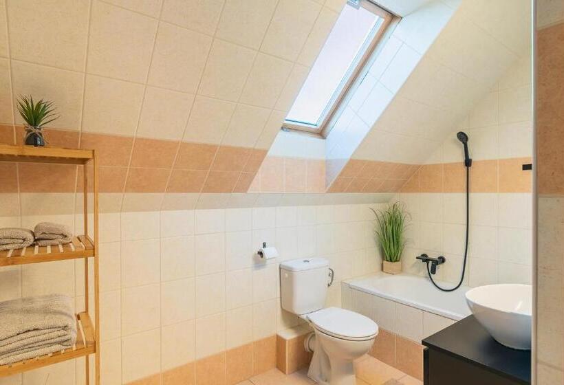 سوییت خانوادگی, Feel Good House