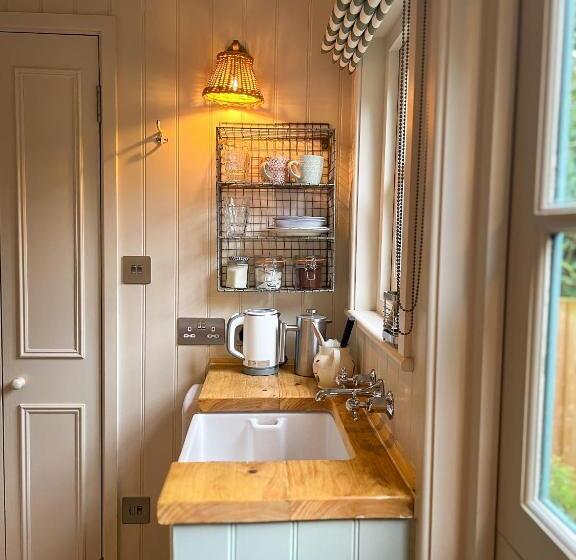 Номер Deluxe, Shepherd S Hut At The Granary