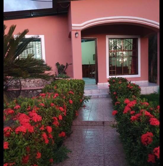 家庭间, Ixoras Guest House