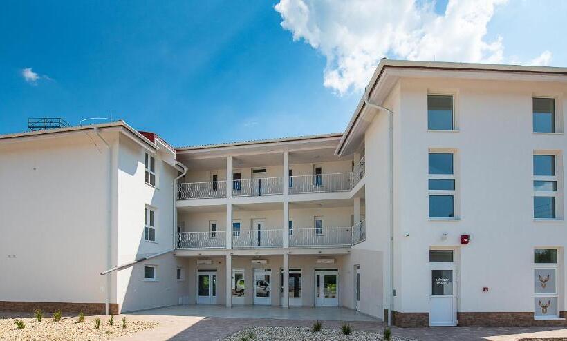 آپارتمان 2 خوابه, Aranyszarvas Panzió, étterem és Grillterasz