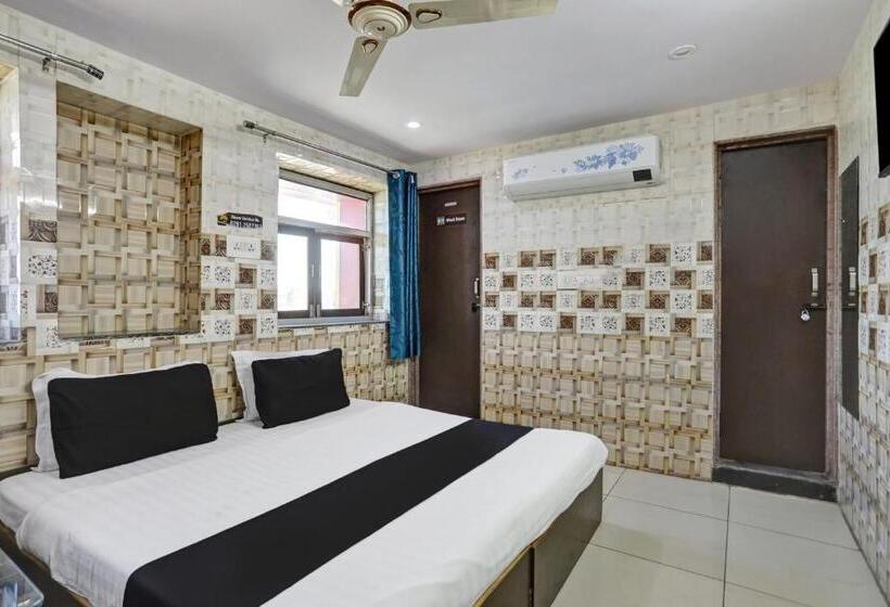 اتاق کلاسیک سه تخته, Oyo Hotel Girdhar