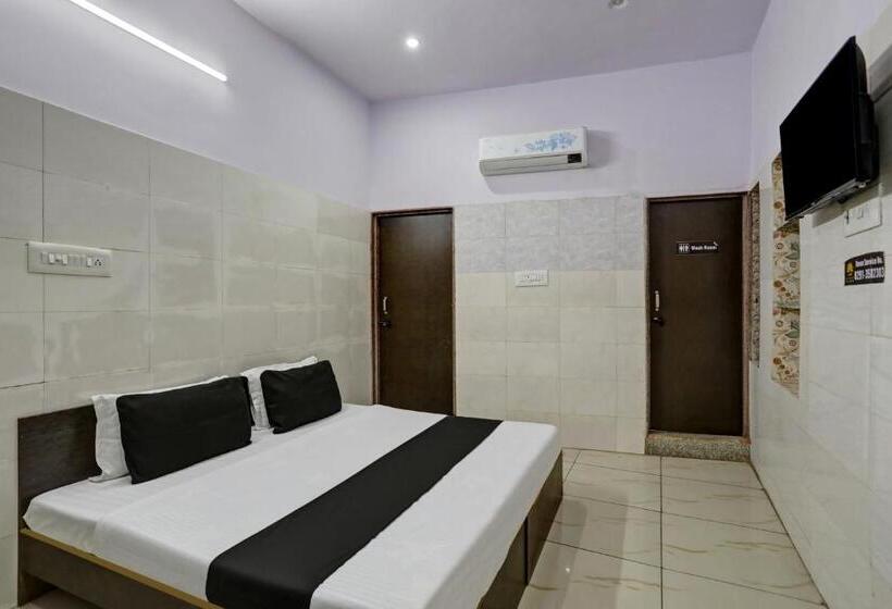 اتاق کلاسیک سه تخته, Oyo Hotel Girdhar