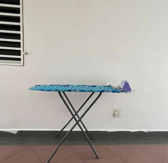 اتاق خانوادگی, Joyful Motel