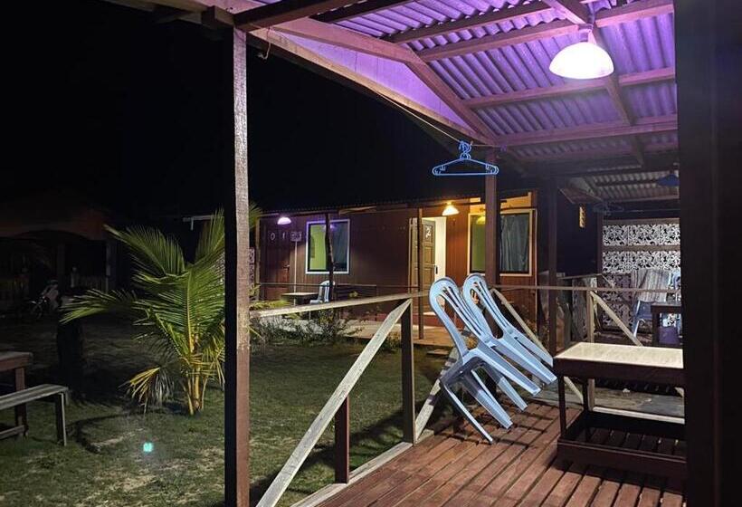 غرفة قياسية مزوَّدة بشُرفة, Juara Seaview Chalet, Kampung Juara