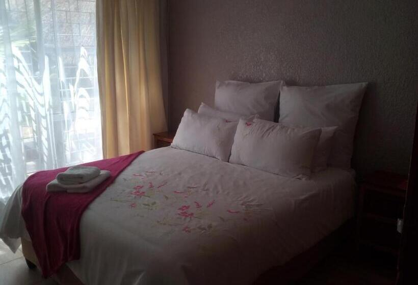 Номер Стандарт Совместная Ванная, Revival Guest House