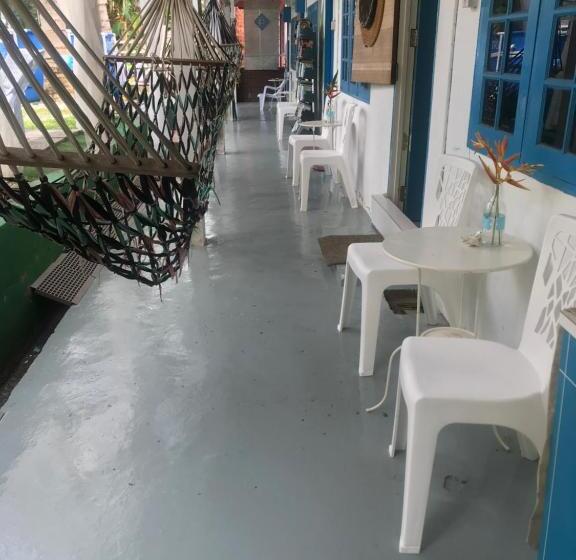 اتاق خانوادگی با چشم‌انداز باغ, Dar Yasmine Motel