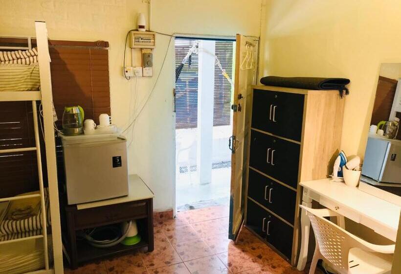 اتاق خانوادگی با چشم‌انداز باغ, Dar Yasmine Motel