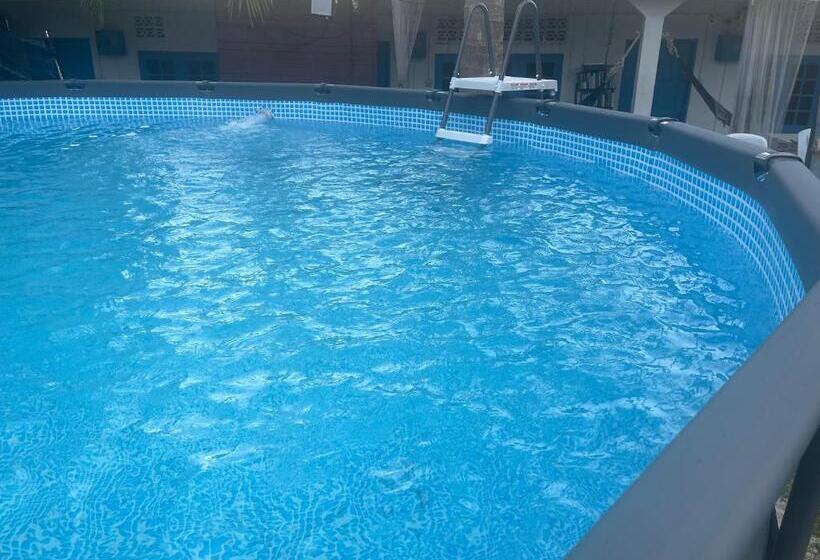 اتاق خانوادگی با چشم‌انداز باغ, Dar Yasmine Motel