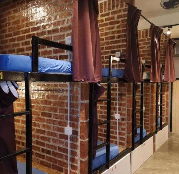 تختخواب در اتاق مشترک, Riverbank Dungun Guesthouse & Cafe