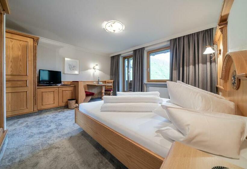 غرفة قياسية مزوَّدة بشُرفة, Burghotel Alpenglühn