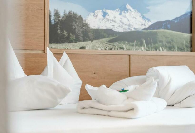 اتاق استاندارد یک نفره, Burghotel Alpenglühn