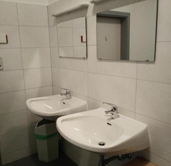 חדר סטנדרט לשלושה עם חדר אמבטיה משוף, Jugend  Und Familiengästehaus Heiligenblut