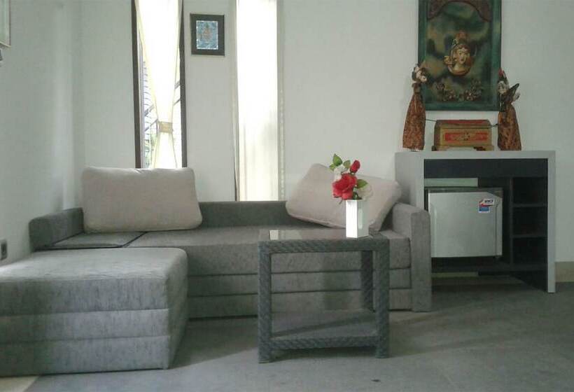 اتاق خانوادگی, Villa Rumah Putih Abu Abu