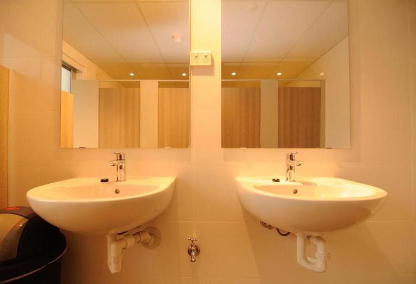 تختخواب در اتاق مشترک, Kangaroo Inn