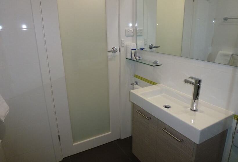 اتاق لوکس, Tower Motor Inn