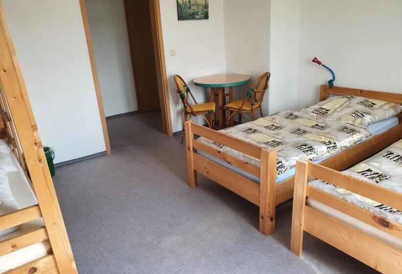 חדר סטנדרט לשלושה עם חדר אמבטיה משוף, Monteurzimmer Alte Schule Heberndorf 1