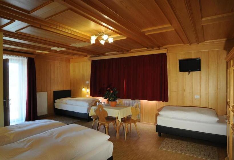 Четырехместный Номер Стандарт с Балконом, B&b Hotel Heidi