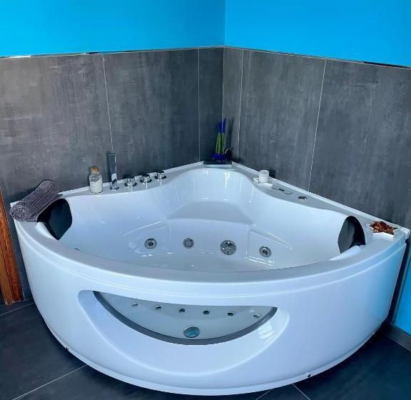 اتاق استاندارد با وان آب گرم, Villa Gaia   Luxury Villa, Pool & Wellness Rooms