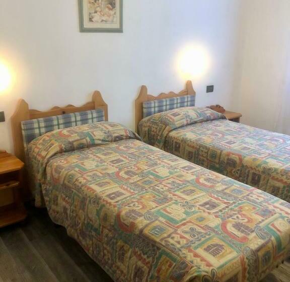 Economy Room, Zeni