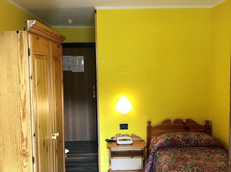 Standard Single Room, Zeni
