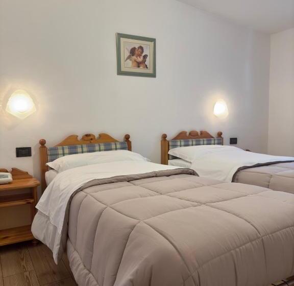 Economy Room, Zeni