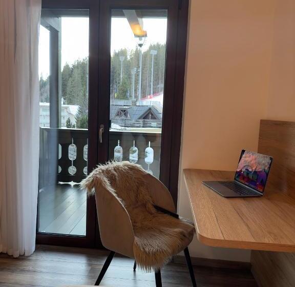Standard Single Room, Zeni
