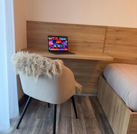 Standard Single Room, Zeni