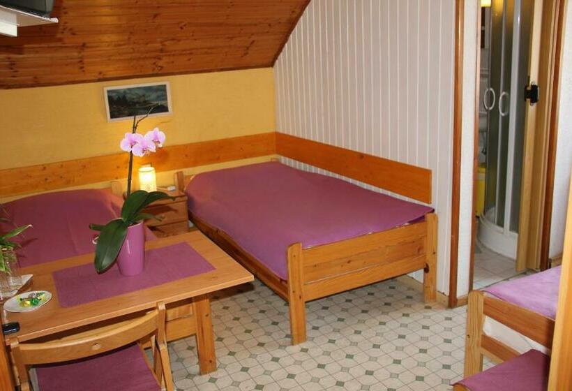 اتاق استاندارد سه نفره, Mekina Guesthouse
