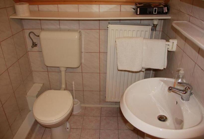 استودیوی استاندارد, Mekina Guesthouse