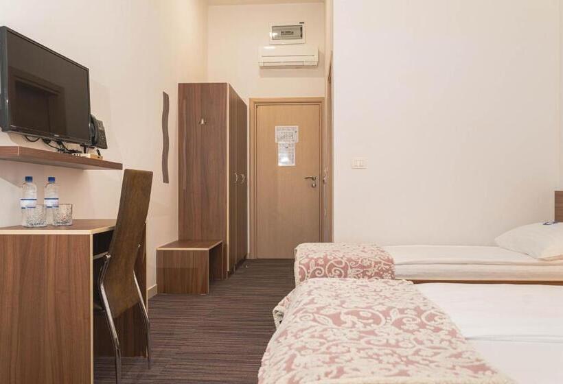 اتاق استاندارد سه تخته با چشم‌انداز باغ, Lavender  Oleander Resort