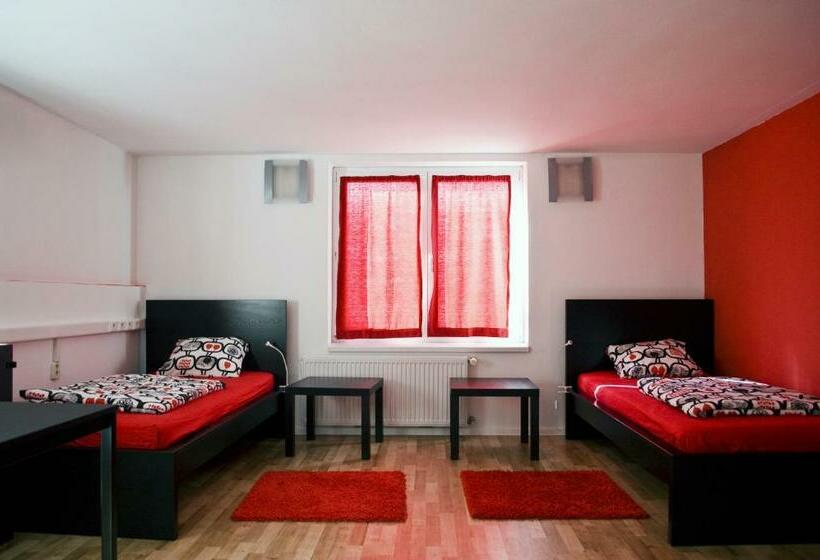 اتاق استاندارد چهارنفره با سرویس بهداشتی مشترک, Nitra Glycerin Hostel