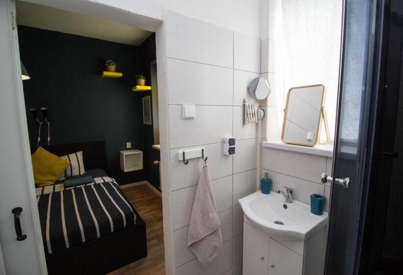 اتاق استاندارد, Nitra Glycerin Hostel