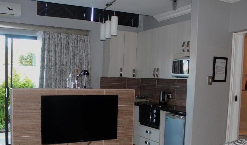 اتاق استاندارد, Bhotani On Bax