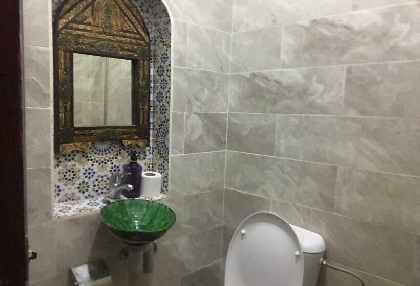 اتاق استاندارد با سرویس بهداشتی مشترک, Karim Sahara